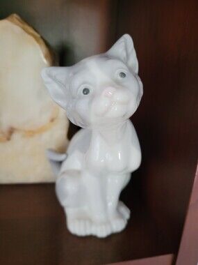Lladro Glossy White Cat Porcelain Figurine